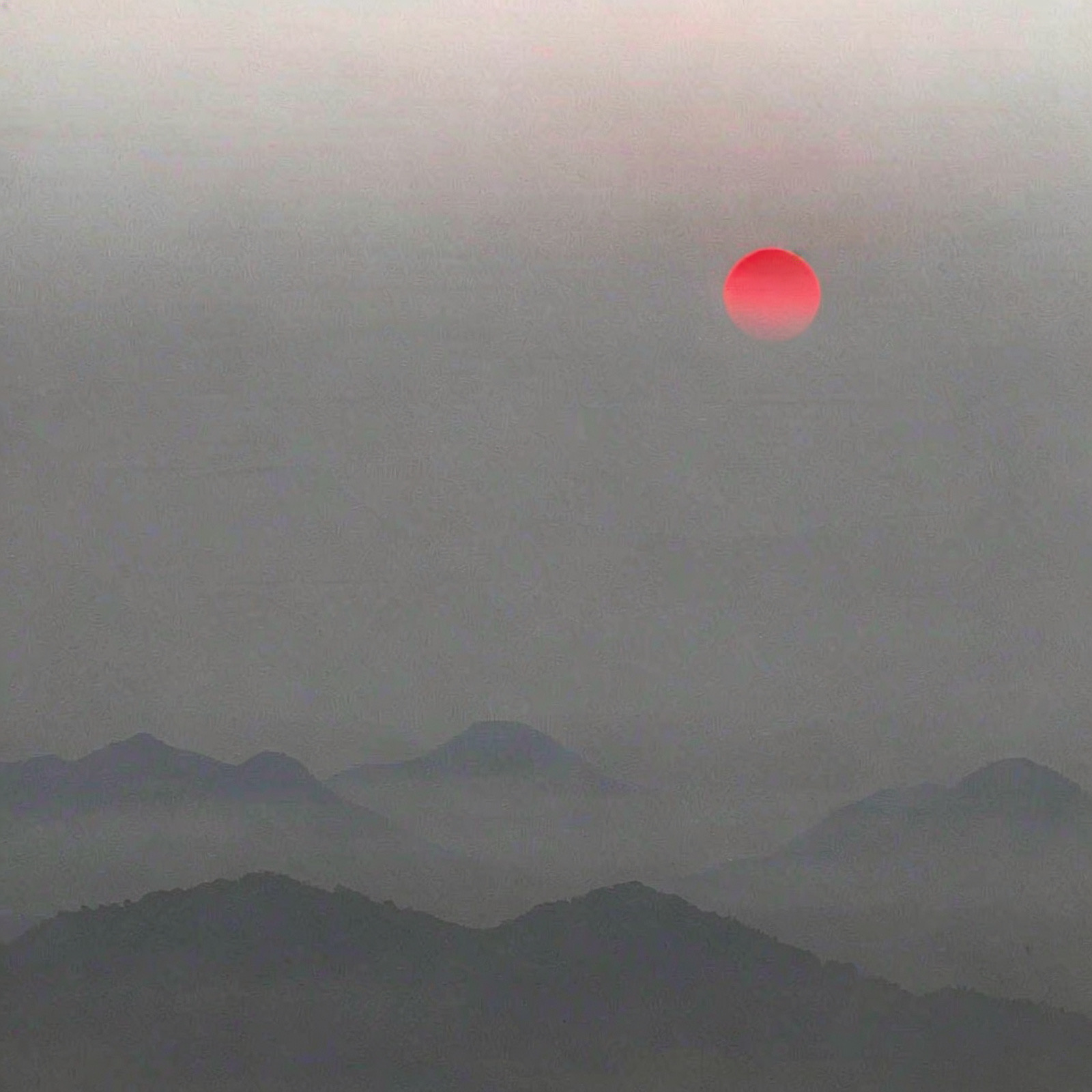 水墨远山，大片留白